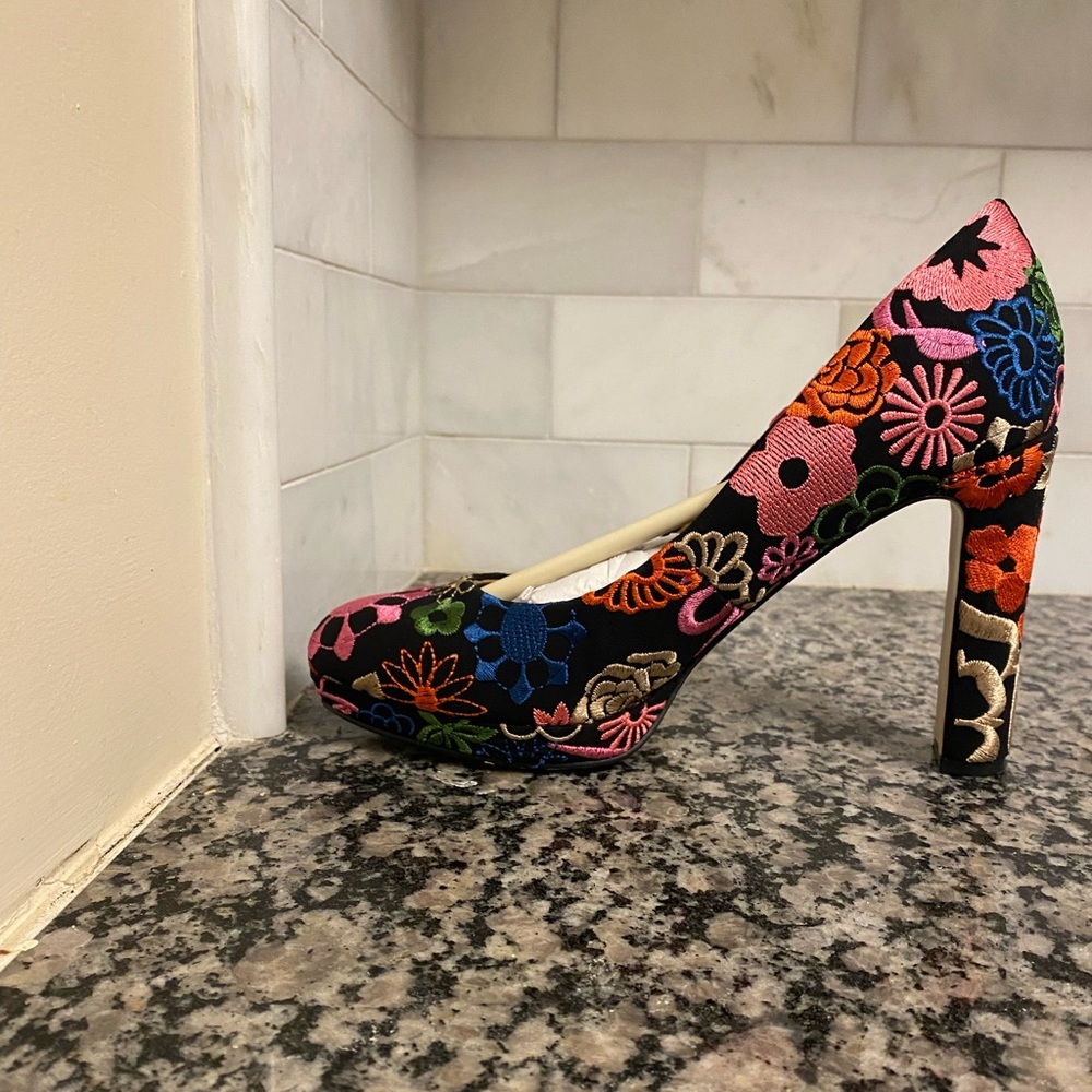 Tahari Embroiled Pump